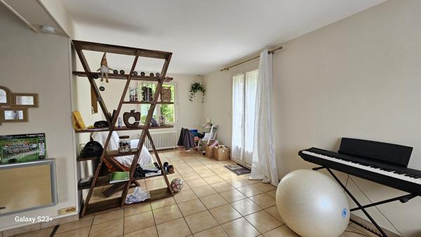 CHARMANTE MAISON INDIVIDUELLE SUR UN TERRAIN DE 882 M²