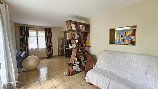 CHARMANTE MAISON INDIVIDUELLE SUR UN TERRAIN DE 882 M²