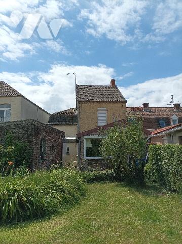 À NOUVEAU SUR LE MARCHE - MAISON 95m² - 852m² DE TERRAIN - CENTRE VILLE -
 99 000 €