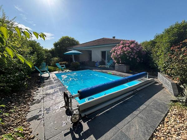 A vendre Montagnat spacieuse maison de plain-pied, composée de 5 chambres, garage, espace jardin avec piscine