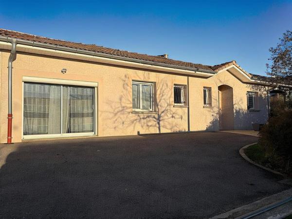 A vendre Montagnat spacieuse maison de plain-pied, composée de 5 chambres, garage, espace jardin avec piscine