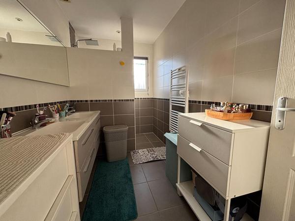 A vendre Montagnat spacieuse maison de plain-pied, composée de 5 chambres, garage, espace jardin avec piscine