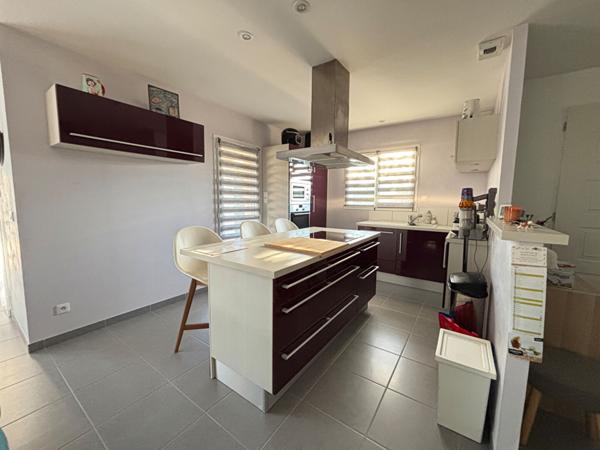 A vendre Montagnat spacieuse maison de plain-pied, composée de 5 chambres, garage, espace jardin avec piscine