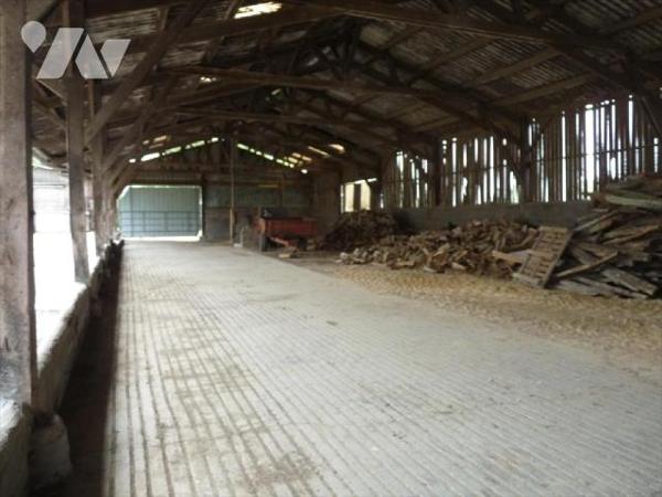  Maison d?habitation en pierres  avec ses dépendances comprenant :

 - Accès rez de chaussée ...