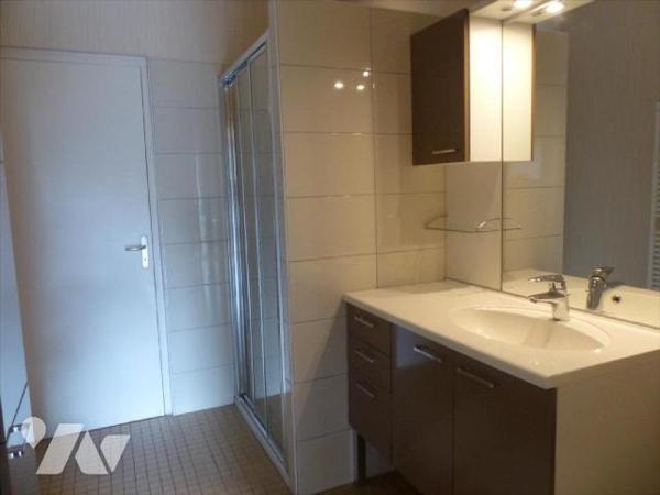  Maison d?habitation en pierres  avec ses dépendances comprenant :

 - Accès rez de chaussée ...