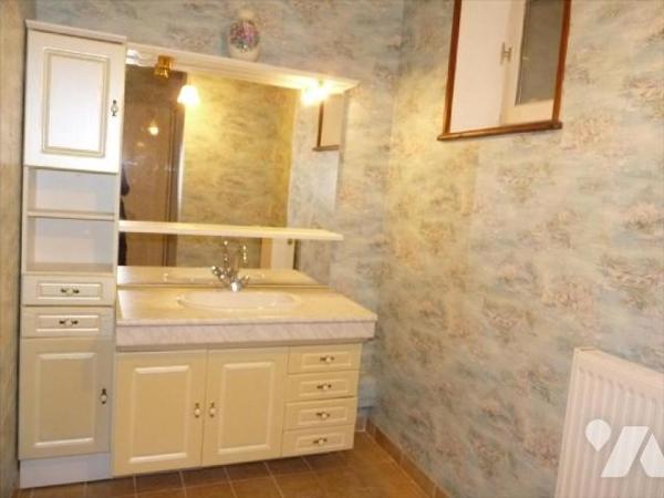  Maison d?habitation en pierres  avec ses dépendances comprenant :

 - Accès rez de chaussée ...