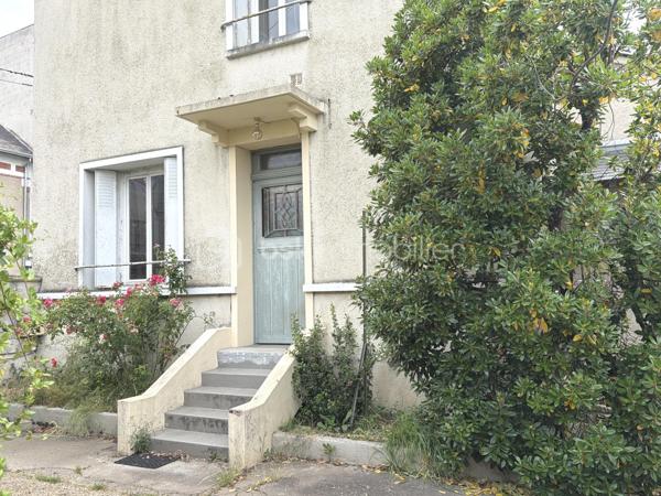 Située rue du Général Renault, venez découvrir cette maison pleine de charme à révéler. Implantée sur une parcelle de 627m2, elle offre :
- au rez-de-chaussée surélevé : une vaste entrée, un séjour avec bibliothèque intégrée, une cuisine aménagée et une véranda permettant de profiter du jardin sans-vis-à-vis, WC.
- à l'étage, vous découvrirez trois chambres, une salle d'eau et un espace de rangement 
Le sous-sol complet comprend une chaufferie, une buanderie et deux caves. 
Un véritable atout : six garages attenants. Ces derniers constituent un véritable avantage en centre ville. Ils peuvent être conservés en espace de stockage ou faire l'objet d'un projet de réhabilitation, sous réserve des autorisations et réglas d'urbanisme en applicables. 
Une maison au caractère authentique, qui séduira les amateurs de biens anciens souhaitant la personnaliser à leur goût.
N'hésitez pas à me contacter, de préférence par téléphone, afin que nous puissions échanger sur votre projet et convenir d'une visite.