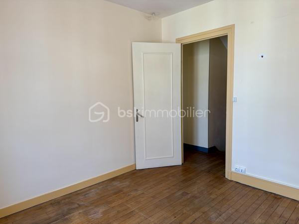 Située rue du Général Renault, venez découvrir cette maison pleine de charme à révéler. Implantée sur une parcelle de 627m2, elle offre :
- au rez-de-chaussée surélevé : une vaste entrée, un séjour avec bibliothèque intégrée, une cuisine aménagée et une véranda permettant de profiter du jardin sans-vis-à-vis, WC.
- à l'étage, vous découvrirez trois chambres, une salle d'eau et un espace de rangement 
Le sous-sol complet comprend une chaufferie, une buanderie et deux caves. 
Un véritable atout : six garages attenants. Ces derniers constituent un véritable avantage en centre ville. Ils peuvent être conservés en espace de stockage ou faire l'objet d'un projet de réhabilitation, sous réserve des autorisations et réglas d'urbanisme en applicables. 
Une maison au caractère authentique, qui séduira les amateurs de biens anciens souhaitant la personnaliser à leur goût.
N'hésitez pas à me contacter, de préférence par téléphone, afin que nous puissions échanger sur votre projet et convenir d'une visite.