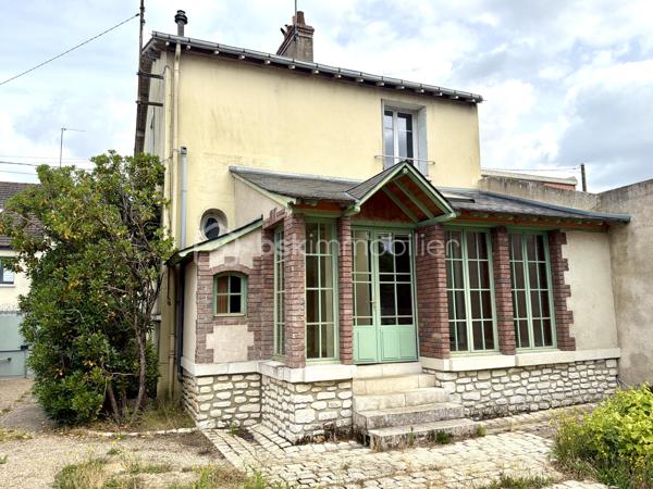 Située rue du Général Renault, venez découvrir cette maison pleine de charme à révéler. Implantée sur une parcelle de 627m2, elle offre :
- au rez-de-chaussée surélevé : une vaste entrée, un séjour avec bibliothèque intégrée, une cuisine aménagée et une véranda permettant de profiter du jardin sans-vis-à-vis, WC.
- à l'étage, vous découvrirez trois chambres, une salle d'eau et un espace de rangement 
Le sous-sol complet comprend une chaufferie, une buanderie et deux caves. 
Un véritable atout : six garages attenants. Ces derniers constituent un véritable avantage en centre ville. Ils peuvent être conservés en espace de stockage ou faire l'objet d'un projet de réhabilitation, sous réserve des autorisations et réglas d'urbanisme en applicables. 
Une maison au caractère authentique, qui séduira les amateurs de biens anciens souhaitant la personnaliser à leur goût.
N'hésitez pas à me contacter, de préférence par téléphone, afin que nous puissions échanger sur votre projet et convenir d'une visite.