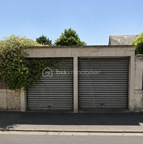 Située rue du Général Renault, venez découvrir cette maison pleine de charme à révéler. Implantée sur une parcelle de 627m2, elle offre :
- au rez-de-chaussée surélevé : une vaste entrée, un séjour avec bibliothèque intégrée, une cuisine aménagée et une véranda permettant de profiter du jardin sans-vis-à-vis, WC.
- à l'étage, vous découvrirez trois chambres, une salle d'eau et un espace de rangement 
Le sous-sol complet comprend une chaufferie, une buanderie et deux caves. 
Un véritable atout : six garages attenants. Ces derniers constituent un véritable avantage en centre ville. Ils peuvent être conservés en espace de stockage ou faire l'objet d'un projet de réhabilitation, sous réserve des autorisations et réglas d'urbanisme en applicables. 
Une maison au caractère authentique, qui séduira les amateurs de biens anciens souhaitant la personnaliser à leur goût.
N'hésitez pas à me contacter, de préférence par téléphone, afin que nous puissions échanger sur votre projet et convenir d'une visite.