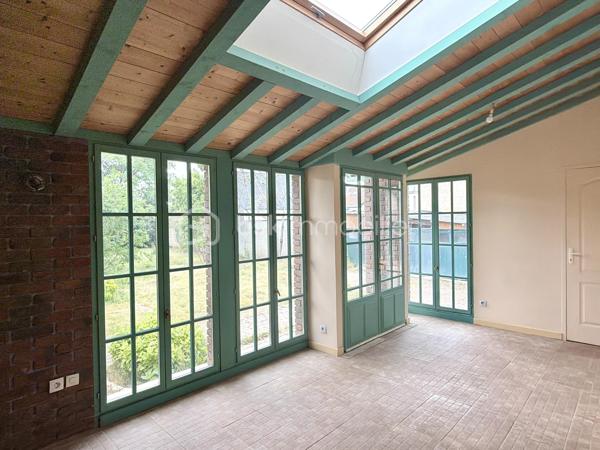 Située rue du Général Renault, venez découvrir cette maison pleine de charme à révéler. Implantée sur une parcelle de 627m2, elle offre :
- au rez-de-chaussée surélevé : une vaste entrée, un séjour avec bibliothèque intégrée, une cuisine aménagée et une véranda permettant de profiter du jardin sans-vis-à-vis, WC.
- à l'étage, vous découvrirez trois chambres, une salle d'eau et un espace de rangement 
Le sous-sol complet comprend une chaufferie, une buanderie et deux caves. 
Un véritable atout : six garages attenants. Ces derniers constituent un véritable avantage en centre ville. Ils peuvent être conservés en espace de stockage ou faire l'objet d'un projet de réhabilitation, sous réserve des autorisations et réglas d'urbanisme en applicables. 
Une maison au caractère authentique, qui séduira les amateurs de biens anciens souhaitant la personnaliser à leur goût.
N'hésitez pas à me contacter, de préférence par téléphone, afin que nous puissions échanger sur votre projet et convenir d'une visite.