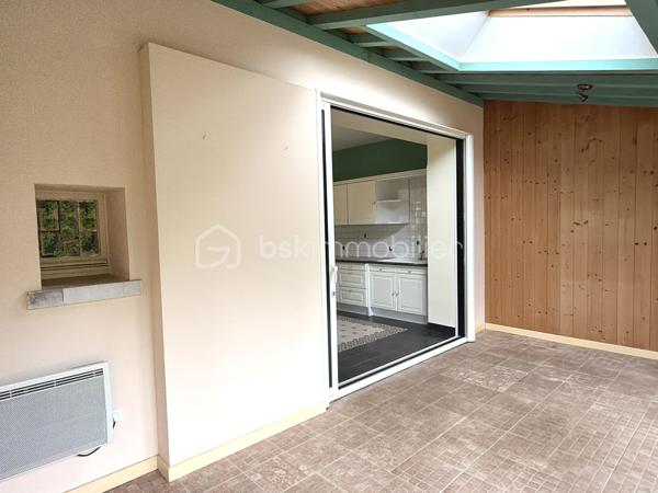Située rue du Général Renault, venez découvrir cette maison pleine de charme à révéler. Implantée sur une parcelle de 627m2, elle offre :
- au rez-de-chaussée surélevé : une vaste entrée, un séjour avec bibliothèque intégrée, une cuisine aménagée et une véranda permettant de profiter du jardin sans-vis-à-vis, WC.
- à l'étage, vous découvrirez trois chambres, une salle d'eau et un espace de rangement 
Le sous-sol complet comprend une chaufferie, une buanderie et deux caves. 
Un véritable atout : six garages attenants. Ces derniers constituent un véritable avantage en centre ville. Ils peuvent être conservés en espace de stockage ou faire l'objet d'un projet de réhabilitation, sous réserve des autorisations et réglas d'urbanisme en applicables. 
Une maison au caractère authentique, qui séduira les amateurs de biens anciens souhaitant la personnaliser à leur goût.
N'hésitez pas à me contacter, de préférence par téléphone, afin que nous puissions échanger sur votre projet et convenir d'une visite.