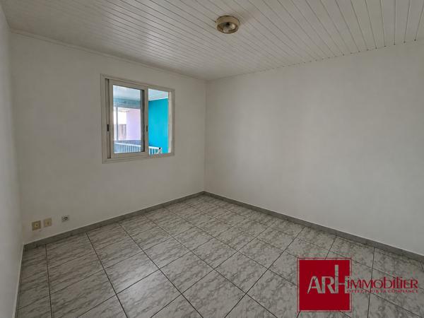 A vendre - F3 67 m2 vendu LIBRE - 1 étage - parking - Saint Pierre centre ville