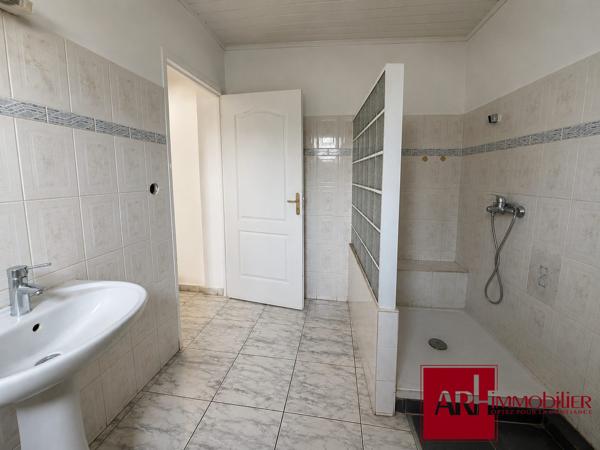 A vendre - F3 67 m2 vendu LIBRE - 1 étage - parking - Saint Pierre centre ville