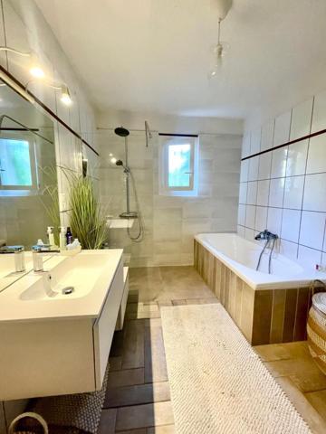 Maison rénovée de 90 m², 3 chambres, terrain 450 m², atelier