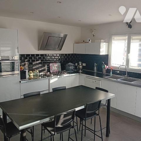 EN EXCLUSIVITE VILLA DE 2012 d'une superficie habitable de 210m² sur une parcelle de terrain de...