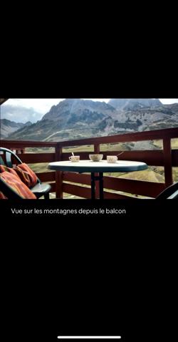 Dans les Hautes Pyrénées studio au pied des pistes de ski sur 23 m² avec balcon, cellier, et casier à ski.