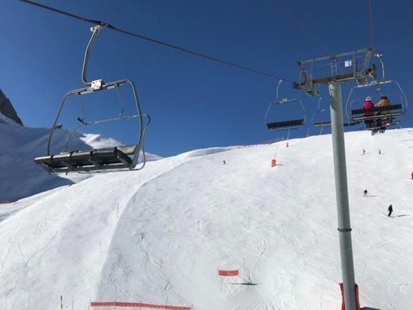 Dans les Hautes Pyrénées studio au pied des pistes de ski sur 23 m² avec balcon, cellier, et casier à ski.