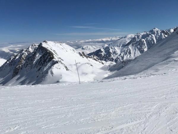 Dans les Hautes Pyrénées studio au pied des pistes de ski sur 23 m² avec balcon, cellier, et casier à ski.
