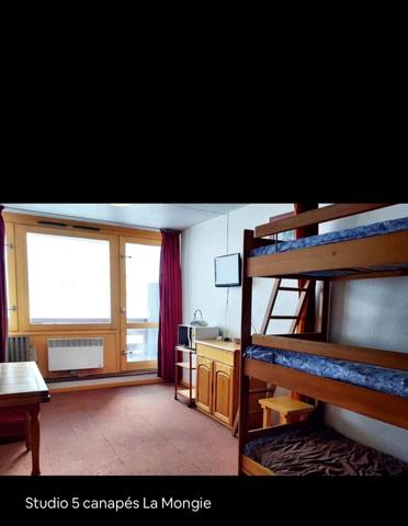 Dans les Hautes Pyrénées studio au pied des pistes de ski sur 23 m² avec balcon, cellier, et casier à ski.