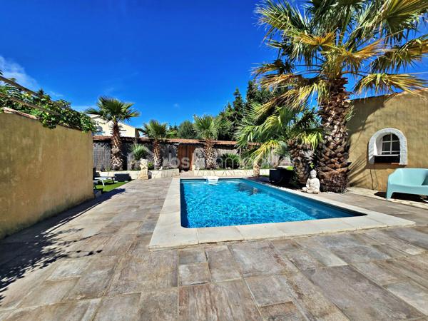 Située au cœur du quartier Saint-Jean en limite Martigues/Port-de-Bouc, cette élégante maison d’architecte vous séduira par son caractère unique et son emplacement privilégié.

D’une superficie d’environ 140 m², cette villa de type T5, exposée plein sud, offre un cadre de vie calme et verdoyant tout en étant proche des commodités, des établissements scolaires et des grands axes.

Au rez-de-chaussée, vous découvrirez un spacieux double séjour de plus de 40 m², très lumineux, s’ouvrant sur une terrasse couverte grâce à une large baie vitrée. La cuisine ouverte, entièrement équipée et aménagée, allie design et praticité. Une pièce indépendante de 20 m², avec salle d’eau et WC, complète ce niveau.

À l’étage, l’espace nuit se compose de trois chambres lumineuses, dont deux disposent d’un accès direct à une terrasse. Une salle de bains élégante avec WC vient compléter cet étage.

À l’extérieur, tout est pensé pour profiter pleinement des beaux jours : piscine avec solarium, cuisine d’été avec four à pizza, atelier, jardin paysager avec puits et fontaine, ainsi qu’une pergola permettant de stationner deux véhicules. Le confort est assuré toute l’année grâce à une pompe à chaleur air-eau et un poêle à bois.

Bien rare sur le secteur, cette propriété bénéficie d’un emplacement stratégique, à seulement 30 minutes de l’aéroport Marseille-Provence, de la gare TGV d’Aix-en-Provence et de la gare Marseille Saint-Charles.

📞 Pour plus d’informations ou organiser une visite, contactez Fabrice Geneuil - BSKimmobilier au 06 10 68 62 67.