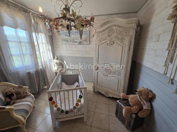 Située au cœur du quartier Saint-Jean en limite Martigues/Port-de-Bouc, cette élégante maison d’architecte vous séduira par son caractère unique et son emplacement privilégié.

D’une superficie d’environ 140 m², cette villa de type T5, exposée plein sud, offre un cadre de vie calme et verdoyant tout en étant proche des commodités, des établissements scolaires et des grands axes.

Au rez-de-chaussée, vous découvrirez un spacieux double séjour de plus de 40 m², très lumineux, s’ouvrant sur une terrasse couverte grâce à une large baie vitrée. La cuisine ouverte, entièrement équipée et aménagée, allie design et praticité. Une pièce indépendante de 20 m², avec salle d’eau et WC, complète ce niveau.

À l’étage, l’espace nuit se compose de trois chambres lumineuses, dont deux disposent d’un accès direct à une terrasse. Une salle de bains élégante avec WC vient compléter cet étage.

À l’extérieur, tout est pensé pour profiter pleinement des beaux jours : piscine avec solarium, cuisine d’été avec four à pizza, atelier, jardin paysager avec puits et fontaine, ainsi qu’une pergola permettant de stationner deux véhicules. Le confort est assuré toute l’année grâce à une pompe à chaleur air-eau et un poêle à bois.

Bien rare sur le secteur, cette propriété bénéficie d’un emplacement stratégique, à seulement 30 minutes de l’aéroport Marseille-Provence, de la gare TGV d’Aix-en-Provence et de la gare Marseille Saint-Charles.

📞 Pour plus d’informations ou organiser une visite, contactez Fabrice Geneuil - BSKimmobilier au 06 10 68 62 67.