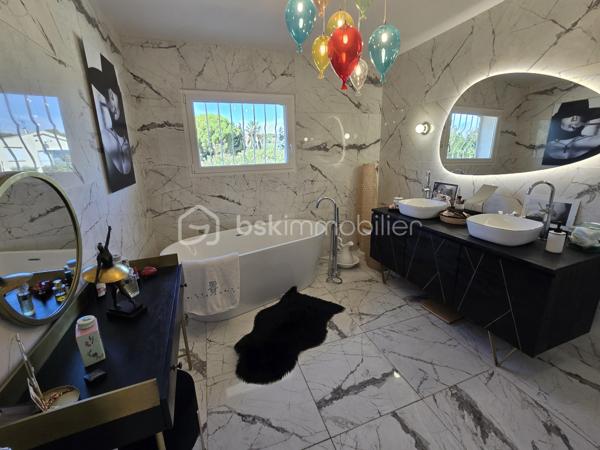 Située au cœur du quartier Saint-Jean en limite Martigues/Port-de-Bouc, cette élégante maison d’architecte vous séduira par son caractère unique et son emplacement privilégié.

D’une superficie d’environ 140 m², cette villa de type T5, exposée plein sud, offre un cadre de vie calme et verdoyant tout en étant proche des commodités, des établissements scolaires et des grands axes.

Au rez-de-chaussée, vous découvrirez un spacieux double séjour de plus de 40 m², très lumineux, s’ouvrant sur une terrasse couverte grâce à une large baie vitrée. La cuisine ouverte, entièrement équipée et aménagée, allie design et praticité. Une pièce indépendante de 20 m², avec salle d’eau et WC, complète ce niveau.

À l’étage, l’espace nuit se compose de trois chambres lumineuses, dont deux disposent d’un accès direct à une terrasse. Une salle de bains élégante avec WC vient compléter cet étage.

À l’extérieur, tout est pensé pour profiter pleinement des beaux jours : piscine avec solarium, cuisine d’été avec four à pizza, atelier, jardin paysager avec puits et fontaine, ainsi qu’une pergola permettant de stationner deux véhicules. Le confort est assuré toute l’année grâce à une pompe à chaleur air-eau et un poêle à bois.

Bien rare sur le secteur, cette propriété bénéficie d’un emplacement stratégique, à seulement 30 minutes de l’aéroport Marseille-Provence, de la gare TGV d’Aix-en-Provence et de la gare Marseille Saint-Charles.

📞 Pour plus d’informations ou organiser une visite, contactez Fabrice Geneuil - BSKimmobilier au 06 10 68 62 67.