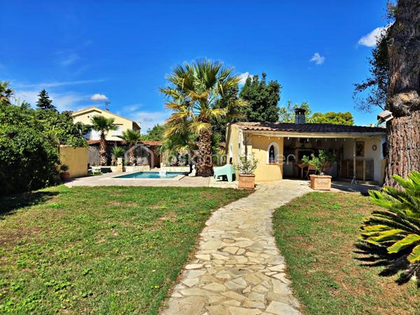 Située au cœur du quartier Saint-Jean en limite Martigues/Port-de-Bouc, cette élégante maison d’architecte vous séduira par son caractère unique et son emplacement privilégié.

D’une superficie d’environ 140 m², cette villa de type T5, exposée plein sud, offre un cadre de vie calme et verdoyant tout en étant proche des commodités, des établissements scolaires et des grands axes.

Au rez-de-chaussée, vous découvrirez un spacieux double séjour de plus de 40 m², très lumineux, s’ouvrant sur une terrasse couverte grâce à une large baie vitrée. La cuisine ouverte, entièrement équipée et aménagée, allie design et praticité. Une pièce indépendante de 20 m², avec salle d’eau et WC, complète ce niveau.

À l’étage, l’espace nuit se compose de trois chambres lumineuses, dont deux disposent d’un accès direct à une terrasse. Une salle de bains élégante avec WC vient compléter cet étage.

À l’extérieur, tout est pensé pour profiter pleinement des beaux jours : piscine avec solarium, cuisine d’été avec four à pizza, atelier, jardin paysager avec puits et fontaine, ainsi qu’une pergola permettant de stationner deux véhicules. Le confort est assuré toute l’année grâce à une pompe à chaleur air-eau et un poêle à bois.

Bien rare sur le secteur, cette propriété bénéficie d’un emplacement stratégique, à seulement 30 minutes de l’aéroport Marseille-Provence, de la gare TGV d’Aix-en-Provence et de la gare Marseille Saint-Charles.

📞 Pour plus d’informations ou organiser une visite, contactez Fabrice Geneuil - BSKimmobilier au 06 10 68 62 67.