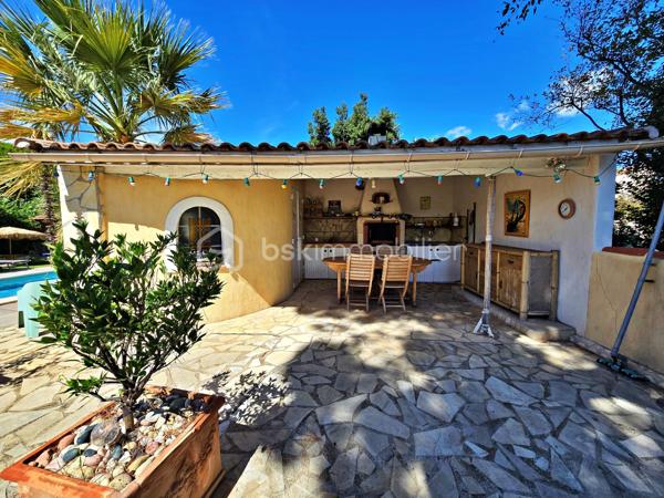 Située au cœur du quartier Saint-Jean en limite Martigues/Port-de-Bouc, cette élégante maison d’architecte vous séduira par son caractère unique et son emplacement privilégié.

D’une superficie d’environ 140 m², cette villa de type T5, exposée plein sud, offre un cadre de vie calme et verdoyant tout en étant proche des commodités, des établissements scolaires et des grands axes.

Au rez-de-chaussée, vous découvrirez un spacieux double séjour de plus de 40 m², très lumineux, s’ouvrant sur une terrasse couverte grâce à une large baie vitrée. La cuisine ouverte, entièrement équipée et aménagée, allie design et praticité. Une pièce indépendante de 20 m², avec salle d’eau et WC, complète ce niveau.

À l’étage, l’espace nuit se compose de trois chambres lumineuses, dont deux disposent d’un accès direct à une terrasse. Une salle de bains élégante avec WC vient compléter cet étage.

À l’extérieur, tout est pensé pour profiter pleinement des beaux jours : piscine avec solarium, cuisine d’été avec four à pizza, atelier, jardin paysager avec puits et fontaine, ainsi qu’une pergola permettant de stationner deux véhicules. Le confort est assuré toute l’année grâce à une pompe à chaleur air-eau et un poêle à bois.

Bien rare sur le secteur, cette propriété bénéficie d’un emplacement stratégique, à seulement 30 minutes de l’aéroport Marseille-Provence, de la gare TGV d’Aix-en-Provence et de la gare Marseille Saint-Charles.

📞 Pour plus d’informations ou organiser une visite, contactez Fabrice Geneuil - BSKimmobilier au 06 10 68 62 67.