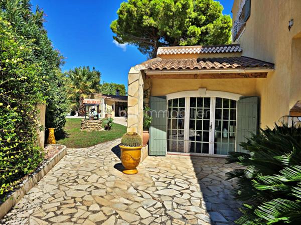 Située au cœur du quartier Saint-Jean en limite Martigues/Port-de-Bouc, cette élégante maison d’architecte vous séduira par son caractère unique et son emplacement privilégié.

D’une superficie d’environ 140 m², cette villa de type T5, exposée plein sud, offre un cadre de vie calme et verdoyant tout en étant proche des commodités, des établissements scolaires et des grands axes.

Au rez-de-chaussée, vous découvrirez un spacieux double séjour de plus de 40 m², très lumineux, s’ouvrant sur une terrasse couverte grâce à une large baie vitrée. La cuisine ouverte, entièrement équipée et aménagée, allie design et praticité. Une pièce indépendante de 20 m², avec salle d’eau et WC, complète ce niveau.

À l’étage, l’espace nuit se compose de trois chambres lumineuses, dont deux disposent d’un accès direct à une terrasse. Une salle de bains élégante avec WC vient compléter cet étage.

À l’extérieur, tout est pensé pour profiter pleinement des beaux jours : piscine avec solarium, cuisine d’été avec four à pizza, atelier, jardin paysager avec puits et fontaine, ainsi qu’une pergola permettant de stationner deux véhicules. Le confort est assuré toute l’année grâce à une pompe à chaleur air-eau et un poêle à bois.

Bien rare sur le secteur, cette propriété bénéficie d’un emplacement stratégique, à seulement 30 minutes de l’aéroport Marseille-Provence, de la gare TGV d’Aix-en-Provence et de la gare Marseille Saint-Charles.

📞 Pour plus d’informations ou organiser une visite, contactez Fabrice Geneuil - BSKimmobilier au 06 10 68 62 67.