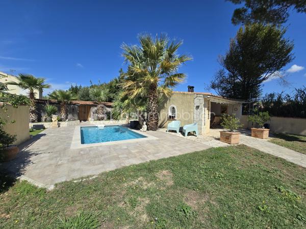 Située au cœur du quartier Saint-Jean en limite Martigues/Port-de-Bouc, cette élégante maison d’architecte vous séduira par son caractère unique et son emplacement privilégié.

D’une superficie d’environ 140 m², cette villa de type T5, exposée plein sud, offre un cadre de vie calme et verdoyant tout en étant proche des commodités, des établissements scolaires et des grands axes.

Au rez-de-chaussée, vous découvrirez un spacieux double séjour de plus de 40 m², très lumineux, s’ouvrant sur une terrasse couverte grâce à une large baie vitrée. La cuisine ouverte, entièrement équipée et aménagée, allie design et praticité. Une pièce indépendante de 20 m², avec salle d’eau et WC, complète ce niveau.

À l’étage, l’espace nuit se compose de trois chambres lumineuses, dont deux disposent d’un accès direct à une terrasse. Une salle de bains élégante avec WC vient compléter cet étage.

À l’extérieur, tout est pensé pour profiter pleinement des beaux jours : piscine avec solarium, cuisine d’été avec four à pizza, atelier, jardin paysager avec puits et fontaine, ainsi qu’une pergola permettant de stationner deux véhicules. Le confort est assuré toute l’année grâce à une pompe à chaleur air-eau et un poêle à bois.

Bien rare sur le secteur, cette propriété bénéficie d’un emplacement stratégique, à seulement 30 minutes de l’aéroport Marseille-Provence, de la gare TGV d’Aix-en-Provence et de la gare Marseille Saint-Charles.

📞 Pour plus d’informations ou organiser une visite, contactez Fabrice Geneuil - BSKimmobilier au 06 10 68 62 67.