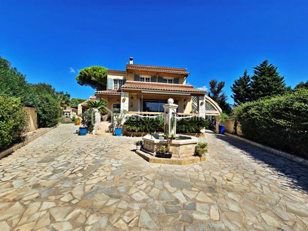 Située au cœur du quartier Saint-Jean en limite Martigues/Port-de-Bouc, cette élégante maison d’architecte vous séduira par son caractère unique et son emplacement privilégié.

D’une superficie d’environ 140 m², cette villa de type T5, exposée plein sud, offre un cadre de vie calme et verdoyant tout en étant proche des commodités, des établissements scolaires et des grands axes.

Au rez-de-chaussée, vous découvrirez un spacieux double séjour de plus de 40 m², très lumineux, s’ouvrant sur une terrasse couverte grâce à une large baie vitrée. La cuisine ouverte, entièrement équipée et aménagée, allie design et praticité. Une pièce indépendante de 20 m², avec salle d’eau et WC, complète ce niveau.

À l’étage, l’espace nuit se compose de trois chambres lumineuses, dont deux disposent d’un accès direct à une terrasse. Une salle de bains élégante avec WC vient compléter cet étage.

À l’extérieur, tout est pensé pour profiter pleinement des beaux jours : piscine avec solarium, cuisine d’été avec four à pizza, atelier, jardin paysager avec puits et fontaine, ainsi qu’une pergola permettant de stationner deux véhicules. Le confort est assuré toute l’année grâce à une pompe à chaleur air-eau et un poêle à bois.

Bien rare sur le secteur, cette propriété bénéficie d’un emplacement stratégique, à seulement 30 minutes de l’aéroport Marseille-Provence, de la gare TGV d’Aix-en-Provence et de la gare Marseille Saint-Charles.

📞 Pour plus d’informations ou organiser une visite, contactez Fabrice Geneuil - BSKimmobilier au 06 10 68 62 67.