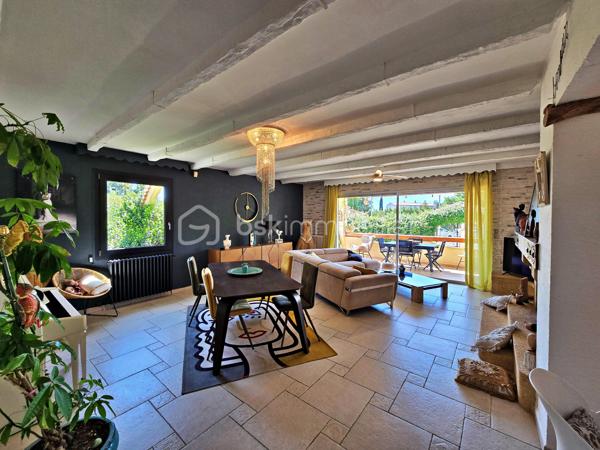 Située au cœur du quartier Saint-Jean en limite Martigues/Port-de-Bouc, cette élégante maison d’architecte vous séduira par son caractère unique et son emplacement privilégié.

D’une superficie d’environ 140 m², cette villa de type T5, exposée plein sud, offre un cadre de vie calme et verdoyant tout en étant proche des commodités, des établissements scolaires et des grands axes.

Au rez-de-chaussée, vous découvrirez un spacieux double séjour de plus de 40 m², très lumineux, s’ouvrant sur une terrasse couverte grâce à une large baie vitrée. La cuisine ouverte, entièrement équipée et aménagée, allie design et praticité. Une pièce indépendante de 20 m², avec salle d’eau et WC, complète ce niveau.

À l’étage, l’espace nuit se compose de trois chambres lumineuses, dont deux disposent d’un accès direct à une terrasse. Une salle de bains élégante avec WC vient compléter cet étage.

À l’extérieur, tout est pensé pour profiter pleinement des beaux jours : piscine avec solarium, cuisine d’été avec four à pizza, atelier, jardin paysager avec puits et fontaine, ainsi qu’une pergola permettant de stationner deux véhicules. Le confort est assuré toute l’année grâce à une pompe à chaleur air-eau et un poêle à bois.

Bien rare sur le secteur, cette propriété bénéficie d’un emplacement stratégique, à seulement 30 minutes de l’aéroport Marseille-Provence, de la gare TGV d’Aix-en-Provence et de la gare Marseille Saint-Charles.

📞 Pour plus d’informations ou organiser une visite, contactez Fabrice Geneuil - BSKimmobilier au 06 10 68 62 67.