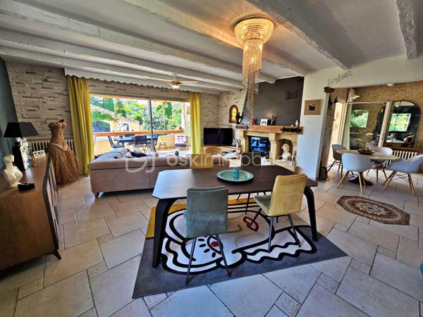 Située au cœur du quartier Saint-Jean en limite Martigues/Port-de-Bouc, cette élégante maison d’architecte vous séduira par son caractère unique et son emplacement privilégié.

D’une superficie d’environ 140 m², cette villa de type T5, exposée plein sud, offre un cadre de vie calme et verdoyant tout en étant proche des commodités, des établissements scolaires et des grands axes.

Au rez-de-chaussée, vous découvrirez un spacieux double séjour de plus de 40 m², très lumineux, s’ouvrant sur une terrasse couverte grâce à une large baie vitrée. La cuisine ouverte, entièrement équipée et aménagée, allie design et praticité. Une pièce indépendante de 20 m², avec salle d’eau et WC, complète ce niveau.

À l’étage, l’espace nuit se compose de trois chambres lumineuses, dont deux disposent d’un accès direct à une terrasse. Une salle de bains élégante avec WC vient compléter cet étage.

À l’extérieur, tout est pensé pour profiter pleinement des beaux jours : piscine avec solarium, cuisine d’été avec four à pizza, atelier, jardin paysager avec puits et fontaine, ainsi qu’une pergola permettant de stationner deux véhicules. Le confort est assuré toute l’année grâce à une pompe à chaleur air-eau et un poêle à bois.

Bien rare sur le secteur, cette propriété bénéficie d’un emplacement stratégique, à seulement 30 minutes de l’aéroport Marseille-Provence, de la gare TGV d’Aix-en-Provence et de la gare Marseille Saint-Charles.

📞 Pour plus d’informations ou organiser une visite, contactez Fabrice Geneuil - BSKimmobilier au 06 10 68 62 67.