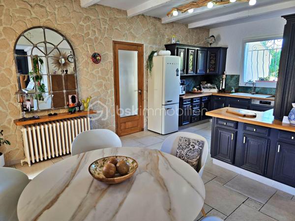 Située au cœur du quartier Saint-Jean en limite Martigues/Port-de-Bouc, cette élégante maison d’architecte vous séduira par son caractère unique et son emplacement privilégié.

D’une superficie d’environ 140 m², cette villa de type T5, exposée plein sud, offre un cadre de vie calme et verdoyant tout en étant proche des commodités, des établissements scolaires et des grands axes.

Au rez-de-chaussée, vous découvrirez un spacieux double séjour de plus de 40 m², très lumineux, s’ouvrant sur une terrasse couverte grâce à une large baie vitrée. La cuisine ouverte, entièrement équipée et aménagée, allie design et praticité. Une pièce indépendante de 20 m², avec salle d’eau et WC, complète ce niveau.

À l’étage, l’espace nuit se compose de trois chambres lumineuses, dont deux disposent d’un accès direct à une terrasse. Une salle de bains élégante avec WC vient compléter cet étage.

À l’extérieur, tout est pensé pour profiter pleinement des beaux jours : piscine avec solarium, cuisine d’été avec four à pizza, atelier, jardin paysager avec puits et fontaine, ainsi qu’une pergola permettant de stationner deux véhicules. Le confort est assuré toute l’année grâce à une pompe à chaleur air-eau et un poêle à bois.

Bien rare sur le secteur, cette propriété bénéficie d’un emplacement stratégique, à seulement 30 minutes de l’aéroport Marseille-Provence, de la gare TGV d’Aix-en-Provence et de la gare Marseille Saint-Charles.

📞 Pour plus d’informations ou organiser une visite, contactez Fabrice Geneuil - BSKimmobilier au 06 10 68 62 67.