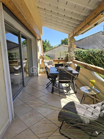 Située au cœur du quartier Saint-Jean en limite Martigues/Port-de-Bouc, cette élégante maison d’architecte vous séduira par son caractère unique et son emplacement privilégié.

D’une superficie d’environ 140 m², cette villa de type T5, exposée plein sud, offre un cadre de vie calme et verdoyant tout en étant proche des commodités, des établissements scolaires et des grands axes.

Au rez-de-chaussée, vous découvrirez un spacieux double séjour de plus de 40 m², très lumineux, s’ouvrant sur une terrasse couverte grâce à une large baie vitrée. La cuisine ouverte, entièrement équipée et aménagée, allie design et praticité. Une pièce indépendante de 20 m², avec salle d’eau et WC, complète ce niveau.

À l’étage, l’espace nuit se compose de trois chambres lumineuses, dont deux disposent d’un accès direct à une terrasse. Une salle de bains élégante avec WC vient compléter cet étage.

À l’extérieur, tout est pensé pour profiter pleinement des beaux jours : piscine avec solarium, cuisine d’été avec four à pizza, atelier, jardin paysager avec puits et fontaine, ainsi qu’une pergola permettant de stationner deux véhicules. Le confort est assuré toute l’année grâce à une pompe à chaleur air-eau et un poêle à bois.

Bien rare sur le secteur, cette propriété bénéficie d’un emplacement stratégique, à seulement 30 minutes de l’aéroport Marseille-Provence, de la gare TGV d’Aix-en-Provence et de la gare Marseille Saint-Charles.

📞 Pour plus d’informations ou organiser une visite, contactez Fabrice Geneuil - BSKimmobilier au 06 10 68 62 67.