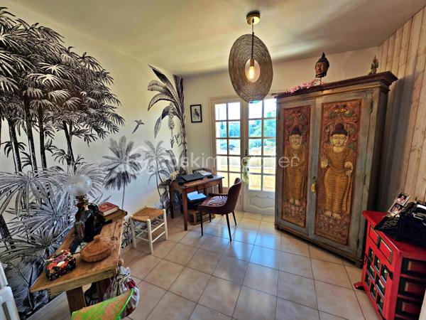 Située au cœur du quartier Saint-Jean en limite Martigues/Port-de-Bouc, cette élégante maison d’architecte vous séduira par son caractère unique et son emplacement privilégié.

D’une superficie d’environ 140 m², cette villa de type T5, exposée plein sud, offre un cadre de vie calme et verdoyant tout en étant proche des commodités, des établissements scolaires et des grands axes.

Au rez-de-chaussée, vous découvrirez un spacieux double séjour de plus de 40 m², très lumineux, s’ouvrant sur une terrasse couverte grâce à une large baie vitrée. La cuisine ouverte, entièrement équipée et aménagée, allie design et praticité. Une pièce indépendante de 20 m², avec salle d’eau et WC, complète ce niveau.

À l’étage, l’espace nuit se compose de trois chambres lumineuses, dont deux disposent d’un accès direct à une terrasse. Une salle de bains élégante avec WC vient compléter cet étage.

À l’extérieur, tout est pensé pour profiter pleinement des beaux jours : piscine avec solarium, cuisine d’été avec four à pizza, atelier, jardin paysager avec puits et fontaine, ainsi qu’une pergola permettant de stationner deux véhicules. Le confort est assuré toute l’année grâce à une pompe à chaleur air-eau et un poêle à bois.

Bien rare sur le secteur, cette propriété bénéficie d’un emplacement stratégique, à seulement 30 minutes de l’aéroport Marseille-Provence, de la gare TGV d’Aix-en-Provence et de la gare Marseille Saint-Charles.

📞 Pour plus d’informations ou organiser une visite, contactez Fabrice Geneuil - BSKimmobilier au 06 10 68 62 67.