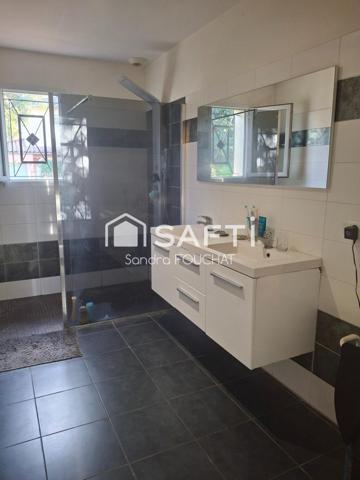 Un cadre de vie serein pour votre famille : maison T4 à proximitée du centre bourg et de l'école.