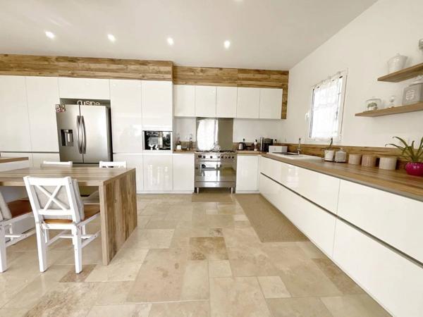 A VENDRE CALLIAN: Villa récente 6 pièces avec piscine terrasses et jardin paysagé plat.