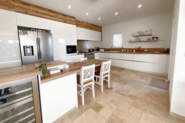 A VENDRE CALLIAN: Villa récente 6 pièces avec piscine terrasses et jardin paysagé plat.