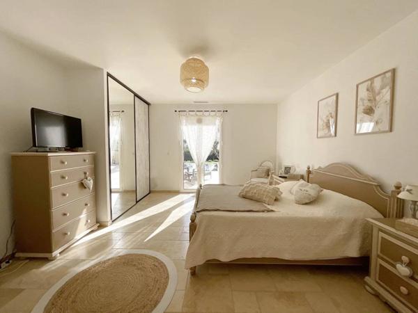 A VENDRE CALLIAN: Villa récente 6 pièces avec piscine terrasses et jardin paysagé plat.