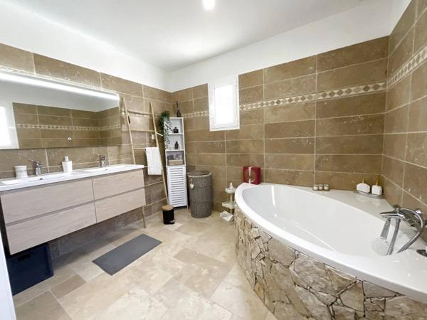 A VENDRE CALLIAN: Villa récente 6 pièces avec piscine terrasses et jardin paysagé plat.