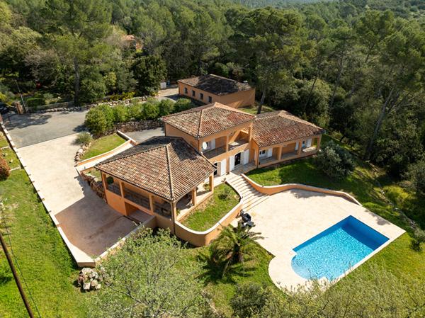 Propriété 325 m² ? Piscine ? Dépendance ? Garage ? Sous-sol ? Vue dégagée