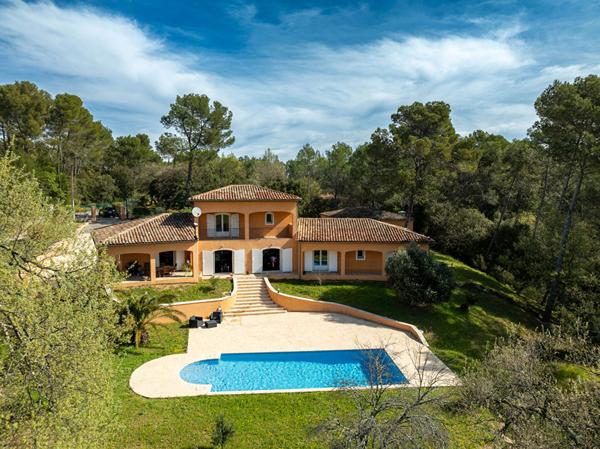 Propriété 325 m² ? Piscine ? Dépendance ? Garage ? Sous-sol ? Vue dégagée