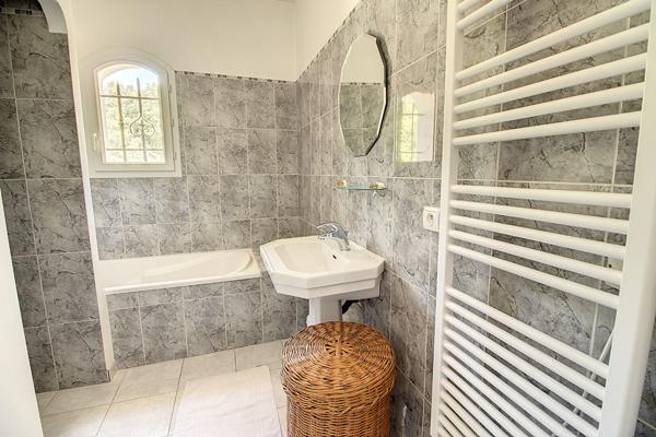 Propriété 325 m² ? Piscine ? Dépendance ? Garage ? Sous-sol ? Vue dégagée