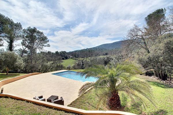 Propriété 325 m² ? Piscine ? Dépendance ? Garage ? Sous-sol ? Vue dégagée