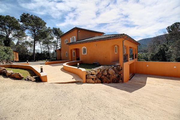 Propriété 325 m² ? Piscine ? Dépendance ? Garage ? Sous-sol ? Vue dégagée
