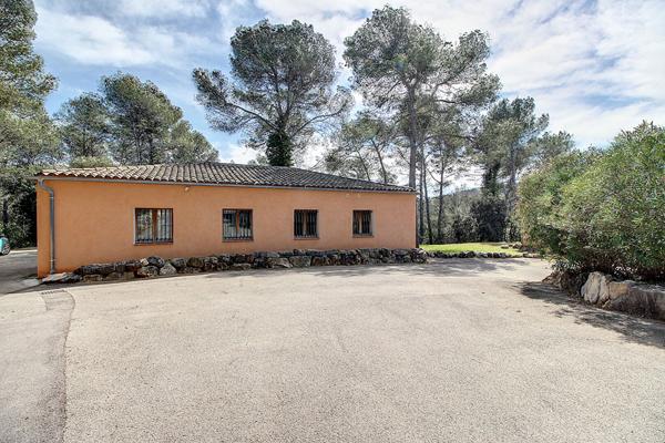 Propriété 325 m² ? Piscine ? Dépendance ? Garage ? Sous-sol ? Vue dégagée
