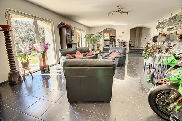 Propriété 325 m² ? Piscine ? Dépendance ? Garage ? Sous-sol ? Vue dégagée