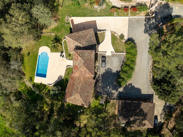 Propriété 325 m² ? Piscine ? Dépendance ? Garage ? Sous-sol ? Vue dégagée